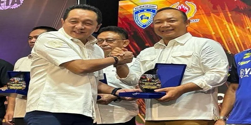 CENDRAMATA - Bupati Ketapang Alexander Wilyo saat menerima cendramata penghargaan dari Ketua IMI Kalbar Yuliansyah.