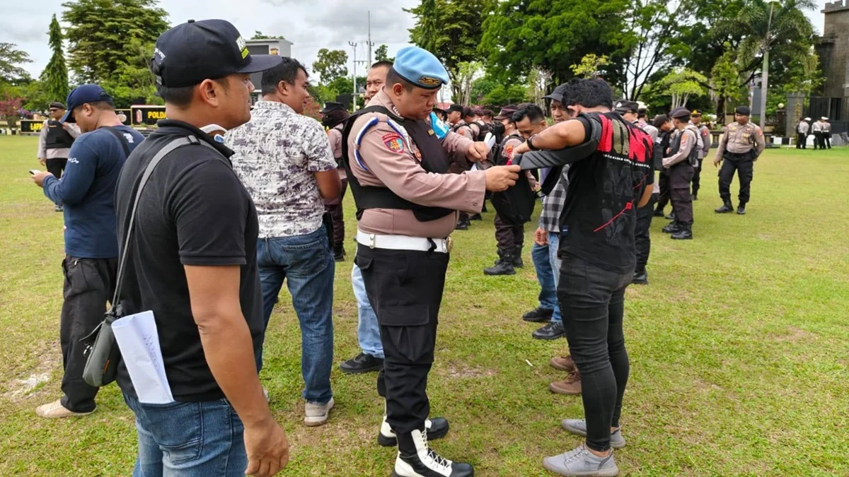 Propam Polresta Palangka Raya lakukan pengecekan senjata api dan perlengkapan personel jelang pengamanan aksi damai AMUK. Foto: Hms