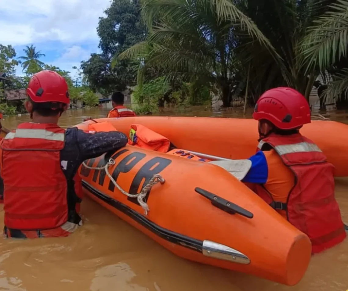 Petugas pusdalops BPBD  PPU siap mengevakuasi warga di sekitar IKN yang rumahnya dilanda banjir (IKN POS)