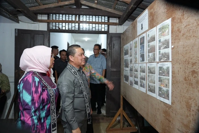 Gubernur Kalimantan Barat Ria Norsan bersama Ketua TP PKK Provinsi Kalbar Erlina Norsan dalam pembukaan Gema Membangun Desa (GMD) ke-5 yang digelar Pemprov Kalbar di Desa Karimunting, Kabupaten Bengkayang, Jumat (29/10/2026)
