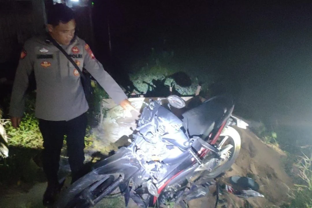 Pengendara Motor Tewas di Tempat: Tabrak Belakang Truk Trailer yang Berhenti di Sungai Kakap. (FOTO: HUMAS POLRES)