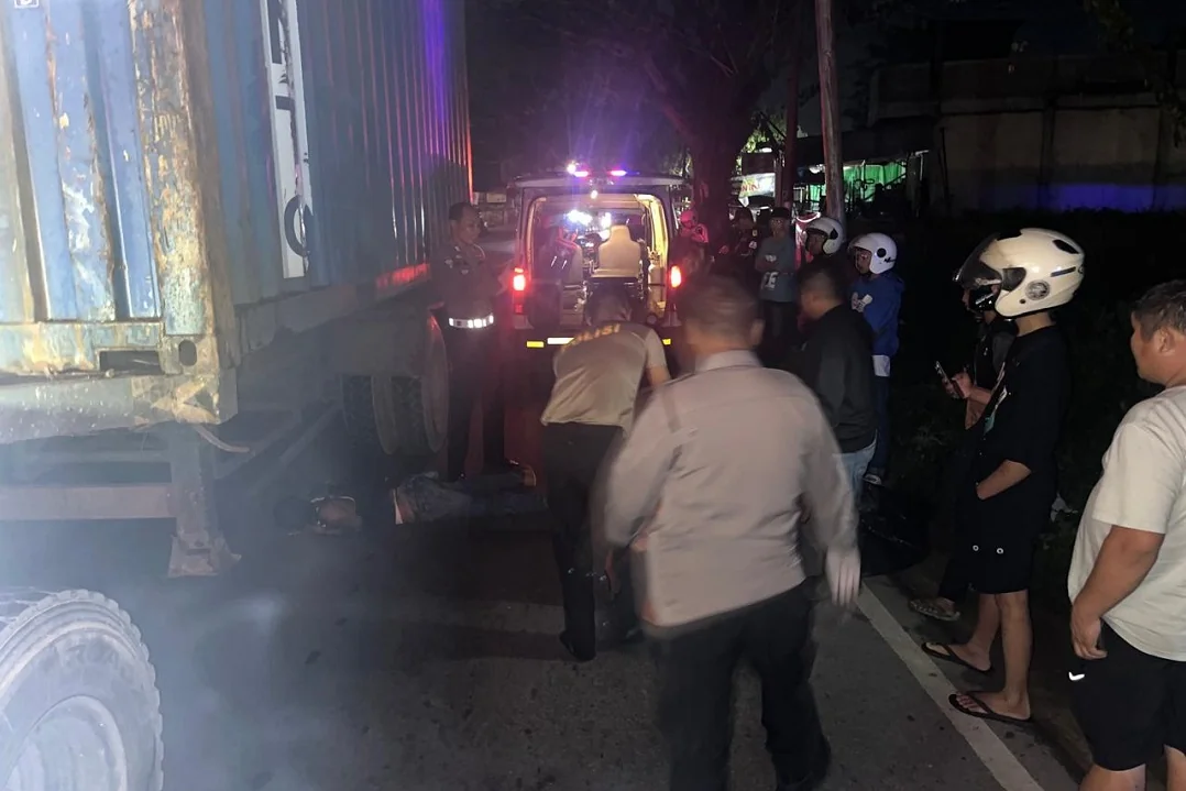 Kecelakaan Tragis: Pengendara Motor Asal Samarinda Meninggal Dunia "Tersenggol Truk Trailer" di Jalan Transkalimantan. (FOTO: HUMAS POLRES)