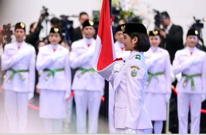 Presiden Joko Widodo mengukuhkan 76 pelajar menjadi anggota Pasukan Pengibar Bendara Pusaka (Paskibraka) Tahun 2024 di Istana Negara, Ibu Kota Nusantara (IKN), pada Selasa, 13 Agustus 2024. Foto: BPMI Setpres/Muchlis Jr.