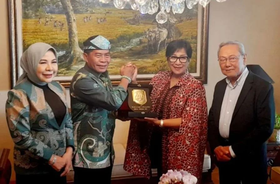 Gubernur Kalimantan Utara Zainal Arifin Paliwang saat di Helsinki, Finlandia diterima langsung oleh Duta Besar RI untuk Helsinki, Ratu Gayatri dan suami. ANTARA/HO-DKISP Kaltara.