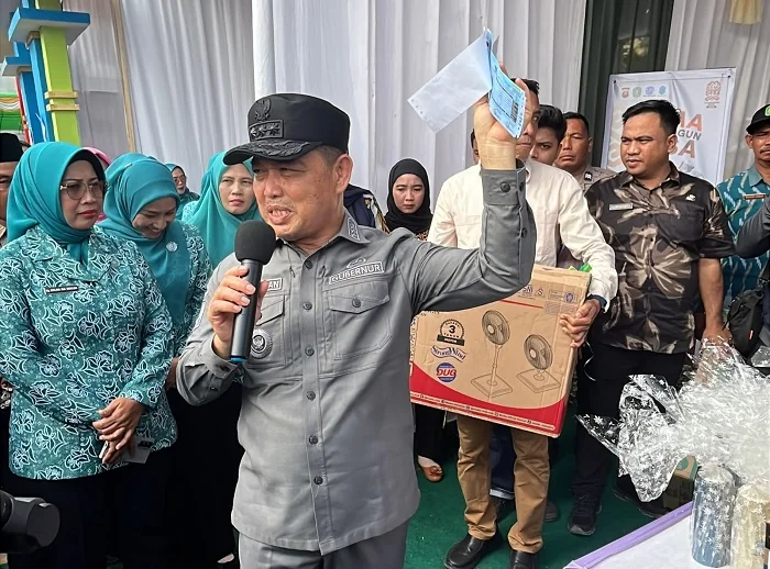 LAYANAN - Gubernur Kalimantan Barat Ria Norsan saat meninjau layanan perpanjangan pajak tahunan Surat Tanda Nomor Kendaraan (STNK) dalam program Gema Membangun Desa di Kecamatan Teluk Batang, Kabupaten Kayong Utara, Jumat (31/7/2026)