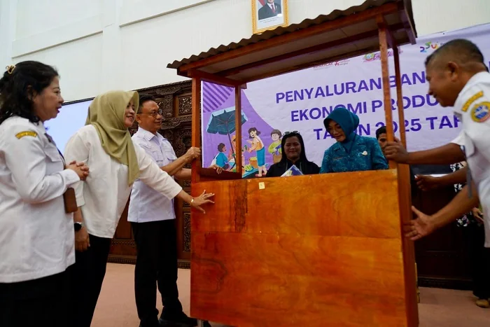 BANTUAN GEROBAK - Wali Kota Pontianak Edi Rusdi Kamtono menyerahkan secara simbolis bantuan gerobak lewat program Usaha Ekonomi Produktif (UEP) 2025.