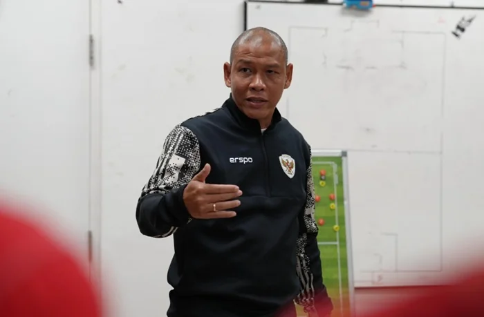 Pelatih kepala tim U-16 Nova Arianto.