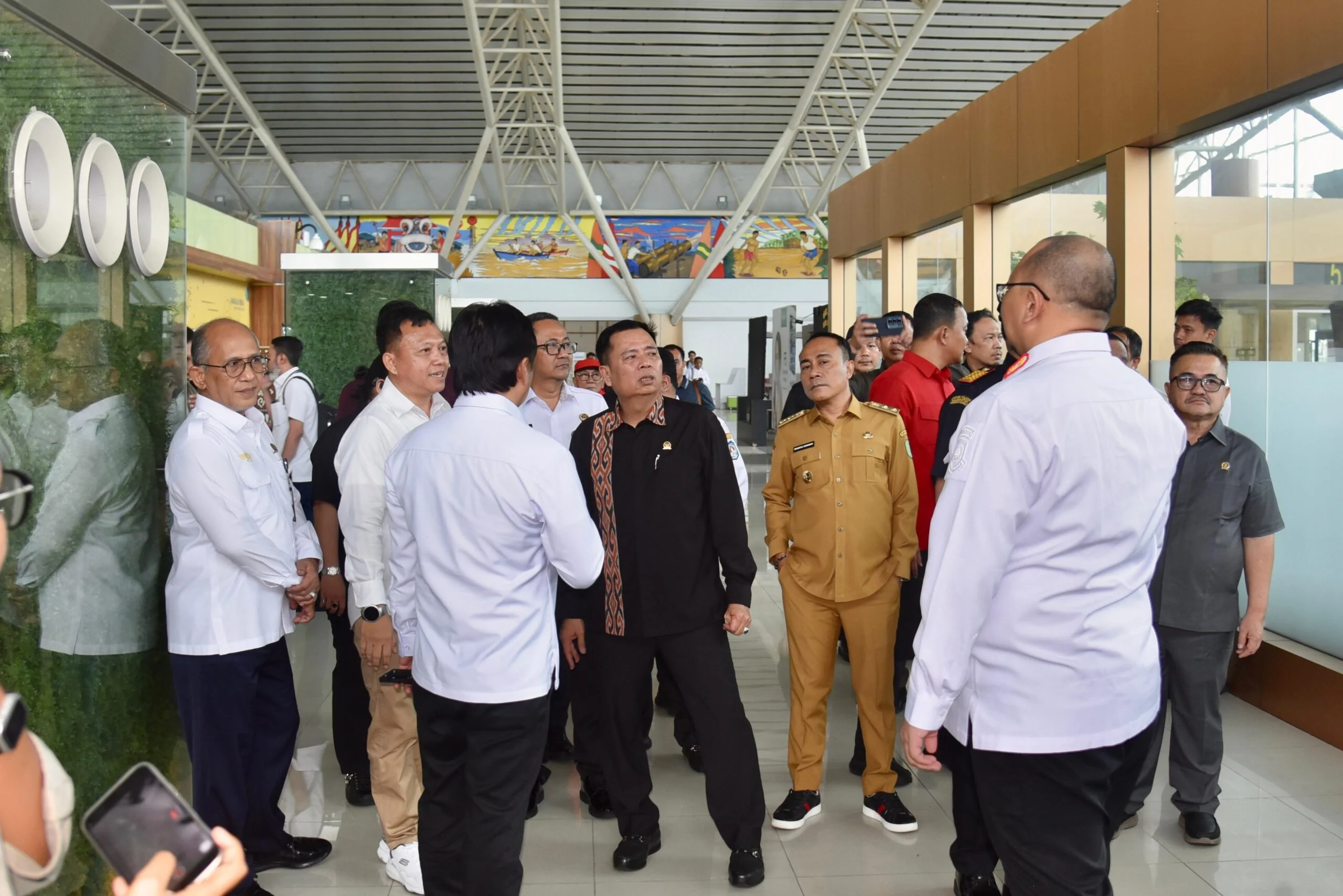TINJAU - Ketua Komisi V DPR RI Lasarus saat meninjau Areal Bandara Internasional Supadio Pontianak.