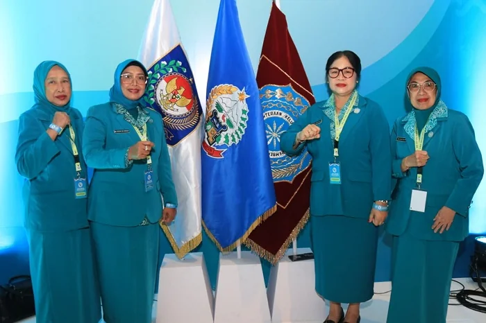 FOTO BERSAMA - Ketua TP PKK Kalbar Ny Erlina Ria Norsan saat berfoto bersama menghadiri Puncak Peringatan Hari Kesatuan Gerak (HKG) PKK ke-54 Tahun 2026 yang berlangsung di Sandeq Ballroom, Hotel Claro Makassar, Sulawesi Selatan, Sabtu (11/7/2026).
