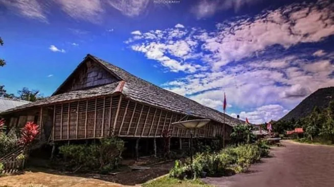 Rumah adat suku Dayak (dpmptsp.sintang.go.id)