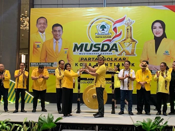 MUSDA - Ketua Golkar Kalbar Ichfany menerima cenderamata dari Ketua DPD Golkar Kota Pontianak Bebby Nailufa pada pembukaan Musda XI Partai Golkar Kota Pontianak Minggu, (2/8/2026)