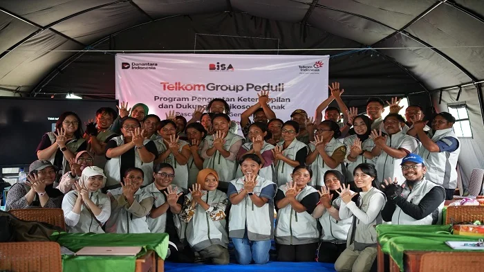 Telkom bersama guru dan peserta kegiatan dalam program pemulihan pembelajaran pascagempa di Kabupaten Manggarai, Nusa Tenggara Timur. Sejalan dengan semangat Bersama Jadi Bisa, Telkom menghadirkan dukungan berupa penguatan kapasitas guru, pendampingan sis