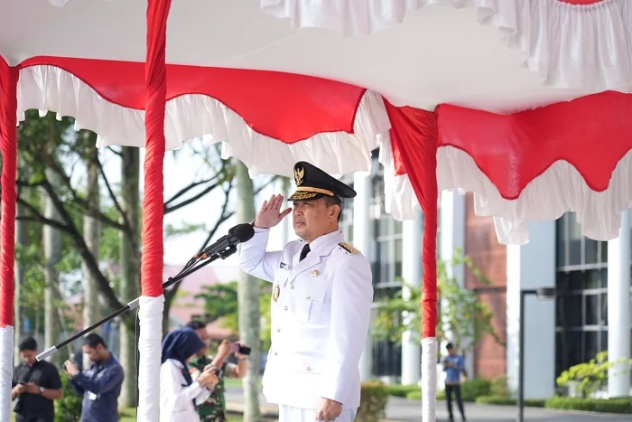 UPACARA - Gubernur Kalimantan Barat Ria Norsan saat menjadi saat memimpin upacara Peringatan Hari Otonomi Daerah (Otda) ke-30 Tahun 2026 di halaman Kantor Gubernur Kalimantan Barat, Senin (27/4/2026).