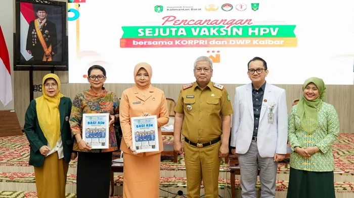 FOTO BERSAMA - Sekda Kalbar berfoto bersama pada kegiatan Seminar Perempuan bertema "Perempuan Sehat, Berdaya, dan Berwawasan Kebangsaan" yang dirangkaikan dengan pencanangan Gerakan Sejuta Vaksin HPV bagi anggota Korps Pegawai Republik Indonesia (Korpri)