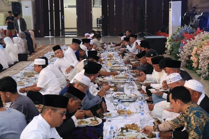 SAPRAH - Gubernur Ria Norsan makan bersaprah pada hari pertama Idul Fitri 1447 H di Pendopo Gubernur Kalimantan barat. Sabtu (21/3/2026)