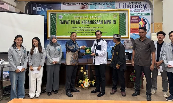 CINDERAMATA - Anggota DPD RI Dapil Kalbar Syarif Melvin saat memberikan cinderamata pada sela-sela sosialisasi empat pilar di Kampus STIE Indonesia Pontianak.