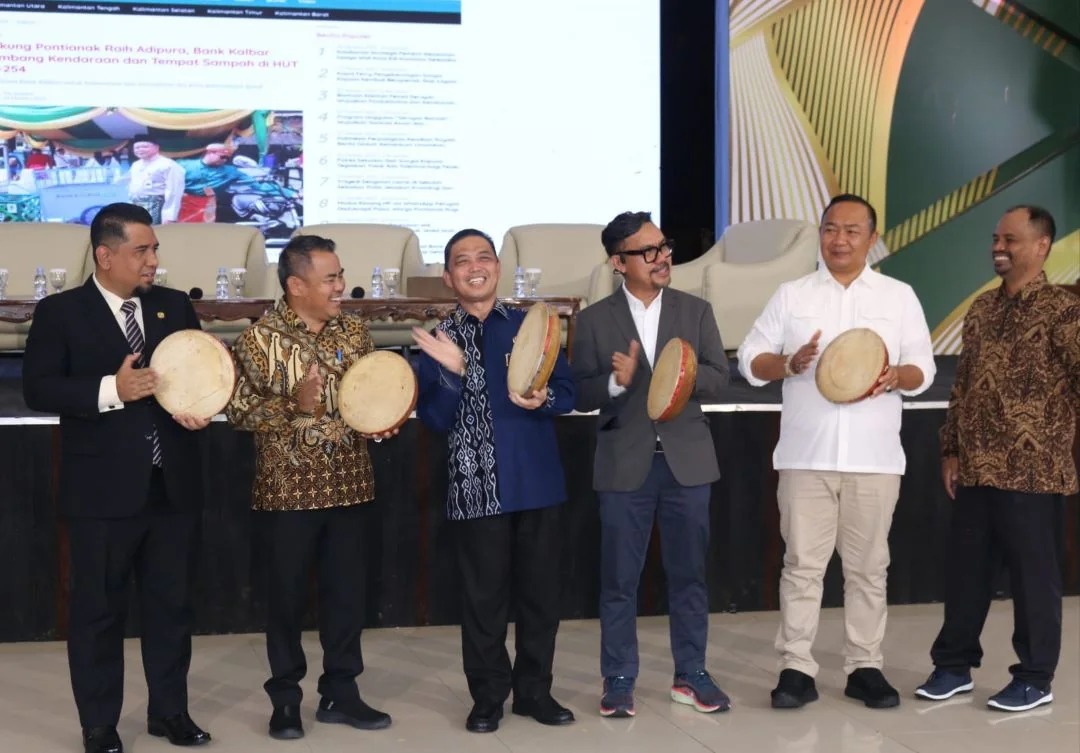 Peluncuran KabarKalimantan.id ditandai dengan pemukulan alat musik tradisionel; Rebana oleh para pejabat daerah yang hadir. |  Diresmikan Gubernur Ria Norsan, Portal Berita KabarKalimantan.id Resmi Meluncur di Borneo. (FOTO: DOK KABARKALIMANTAN.ID)