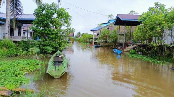 Kondisi banjir di Desa Nanga Palin, Kecamatan Embaloh Hilir, Jumat 29 November 2024. (Tribun)