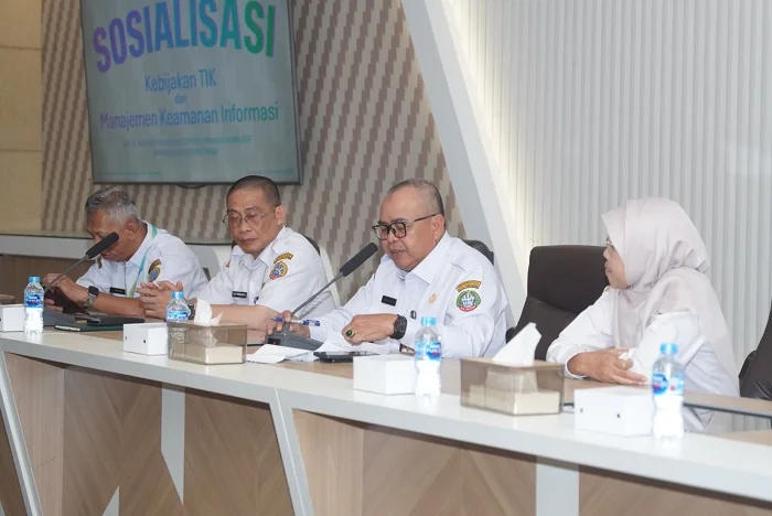 DISKOMINFO - Plt Kepala Dinas Komunikasi dan Informatika Kota Pontianak Yusnaldi saat membuka sosialisasi kebijakan teknologi informasi dan komunikasi (TIK) dan Manajemen Keamanan Informasi.