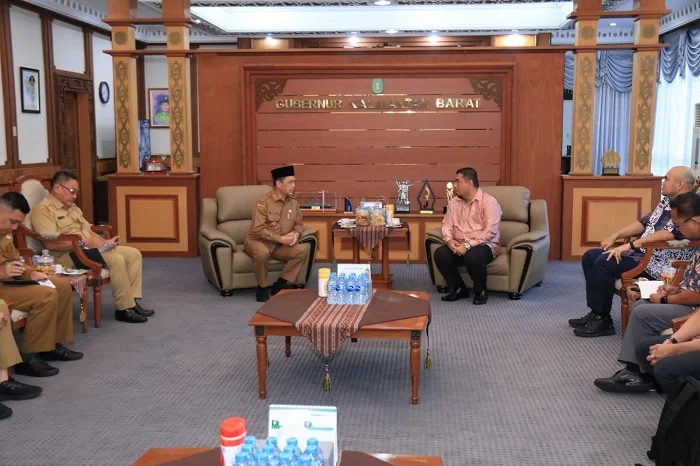 SILATURAHMI - Gubernur Kalimantan Barat Ria Norsan saat menerima kunjungan silaturahmi dari elegasi bidang pendidikan Kedutaan Besar Malaysia di Ruang Kerja Gubernur Kalbar, Selasa (28/4/2026)