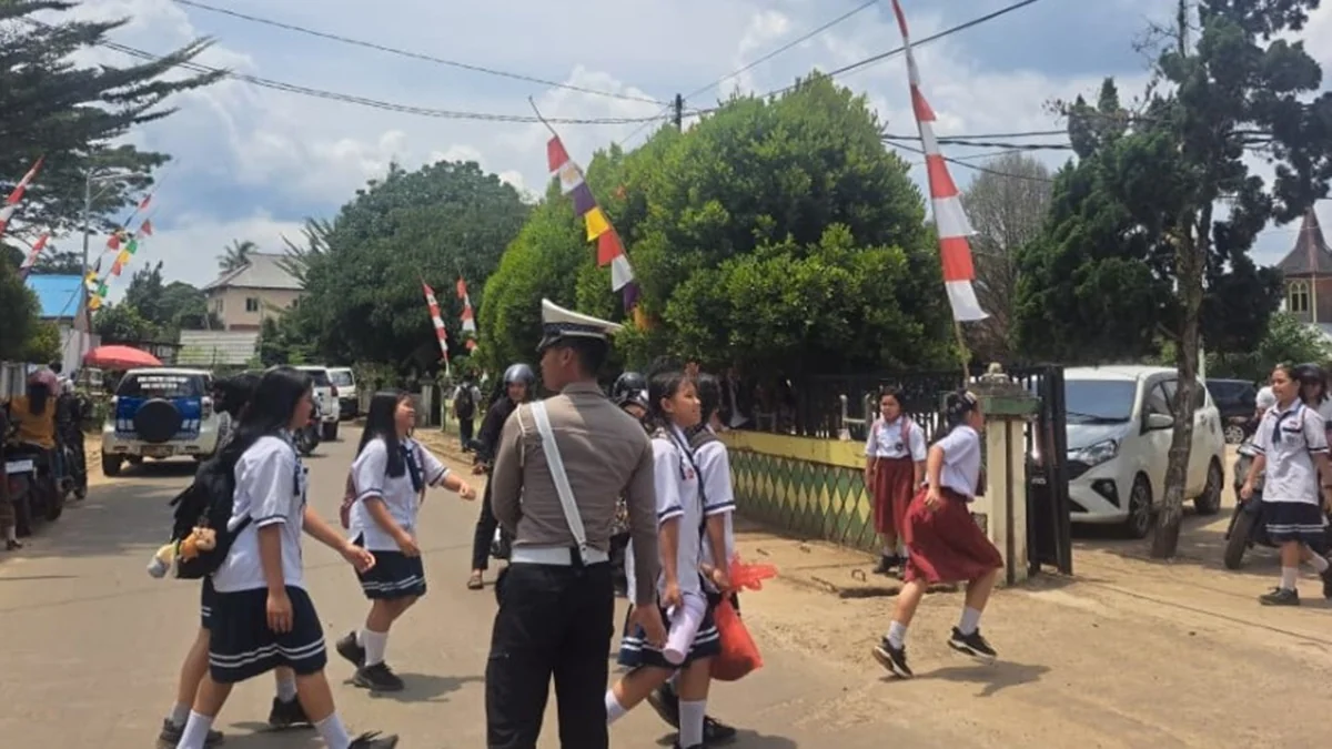 Satlantas Polres Kutai Barat lakukan pengamanan lalu lintas di jam pulang sekolah untuk mencegah kemacetan dan kecelakaan. Foto: Divisi Humas Polri