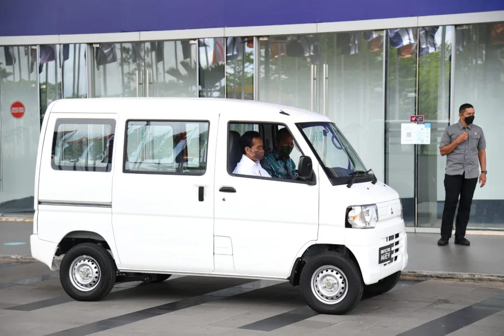 Ilustrasi--Presiden Joko Widodo mencoba Mitsubishi Minicab EV . (Foto: Biro Pers Sekretariat Presiden/Lukas)