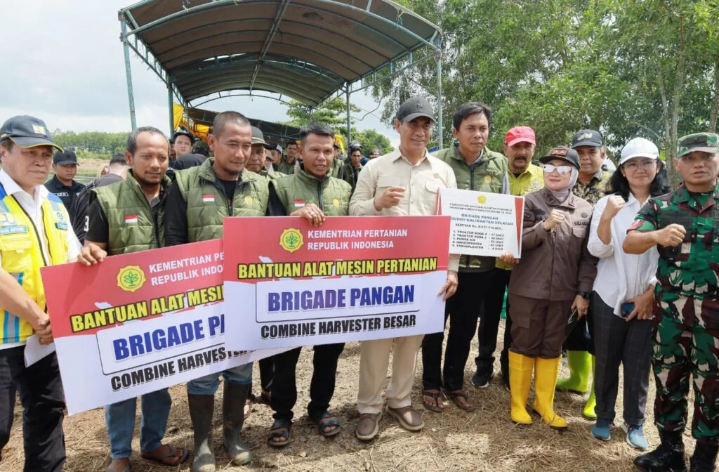 Menteri Pertanian berfoto usai menyerahkan alsintan senilai Rp8 Miliar di Kabupaten Barito Kuala. (Poros Kalimantan)