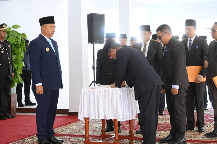 PELANTIKAAN - Bupati Kabupaten Ketapang Alexander Wilyo saat melantik sejumlah pejabat kepala Dinas di Pendopo Bupati Ketapang, Jumat (2/1/2026).