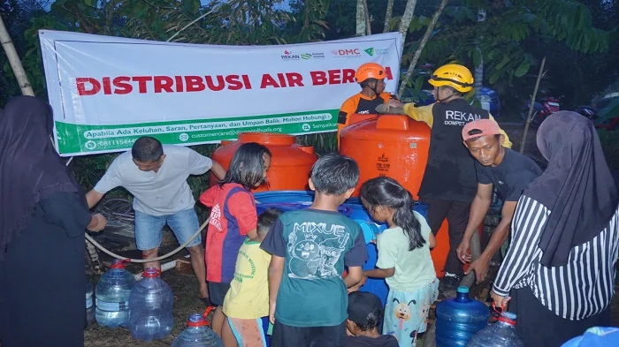 AIR BERSIH - Dompet Ummat mendistribusikan air bersih di Dusun Sidomulyo, Desa Limbung, Kecamatan Sungai Raya, Kabupaten Kubu Raya, mengalami kesulitan mendapatkan air bersih di tengah kemarau dan kebakaran hutan dan lahan (karhutla)