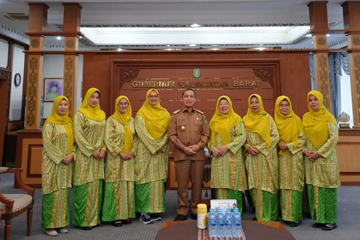 FOTO BERSAMA - Gubernur Kalimantan Barat Ria Norsan berfoto bersama saat menerima audiensi pengurus DPP Majelis Perempuan Melayu di ruang kerjanya, Selasa (21/4/2026)