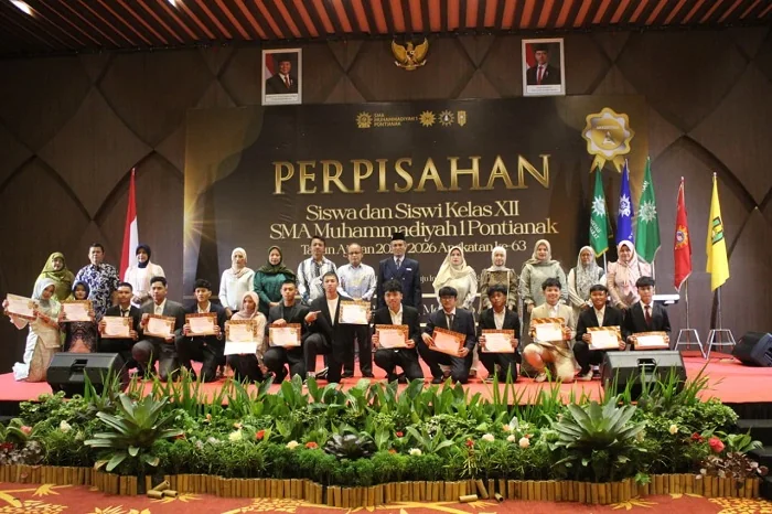 Foto bersama saat penyerahan penghargaan kepada siswa-siswi berprestasi pada perpisahan siswa-siswi kelas XII SMA Muhammadiyah 1 Pontianak yang berlangsung di Ballroom Qubu Resort, Kubu Raya, Selasa (5/5/2026).