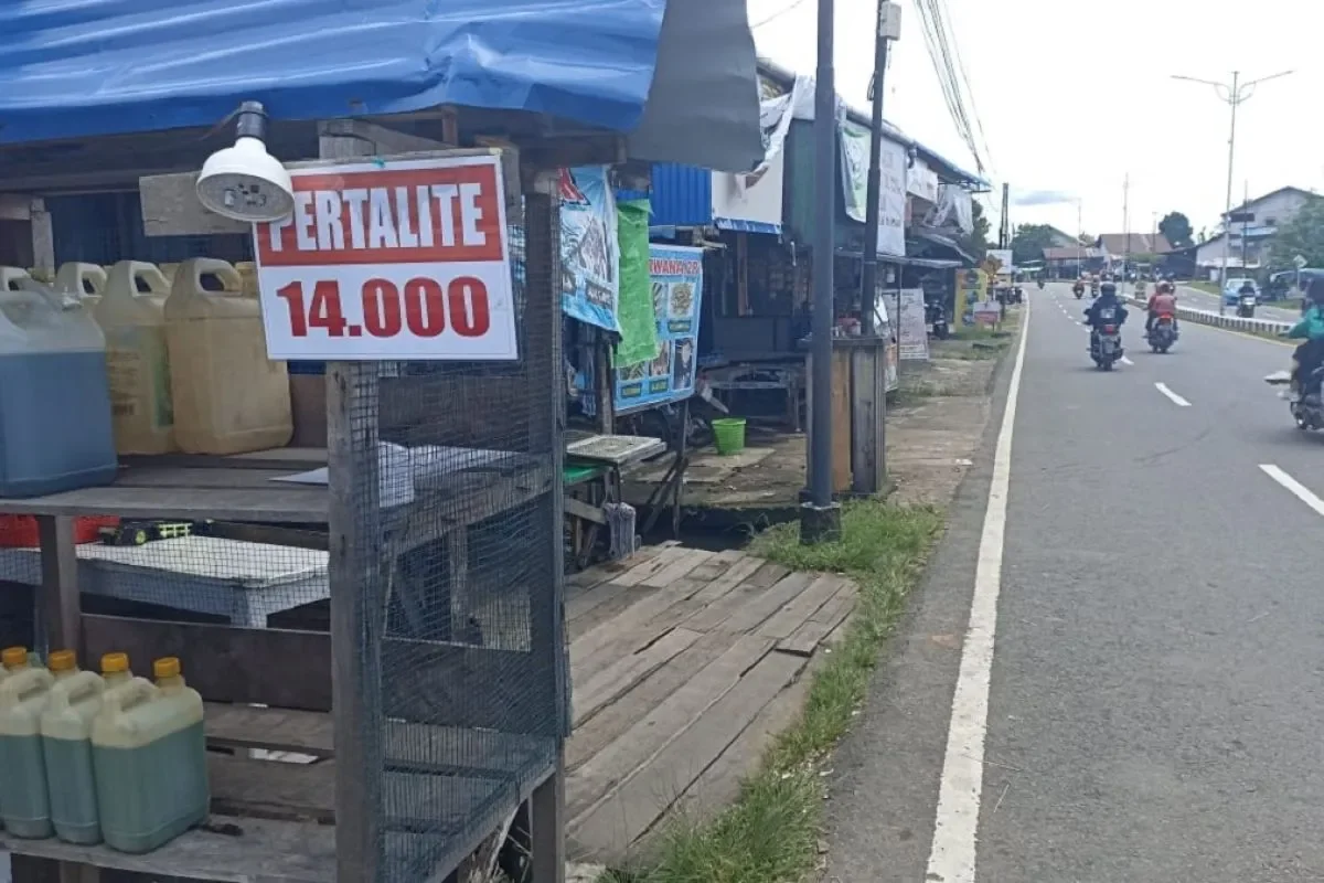 Harga pertalite di Kota Putussibau dan sekitarnya tembus Rp14 ribu per liter, sementara di SPBU cepat tutup dengan tertulis "Pertalite Habis". (ANTARA)