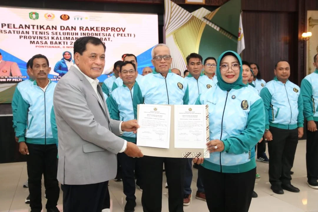 Ketua umum PB PELTI, Nurdin Halid, menyerakan SK kepengurusan PELTI Kalbar. | Sinyal Kuat Indonesia Masters di Pontianak: PB PELTI Siap Bawa Bintang Dunia Jika Kalbar Punya Lapangan Standar Internasional. (FOTO: ADPIM)