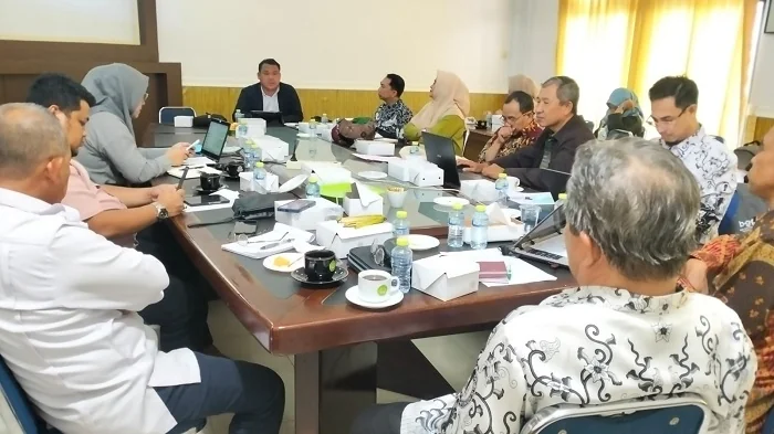 RAPAT PLENO - Anggota Dewan Pendidikan Periode 2025-2030 menggelar rapat perdana  di Universitas PGRI Pontianak Selasa (25/11/2025).