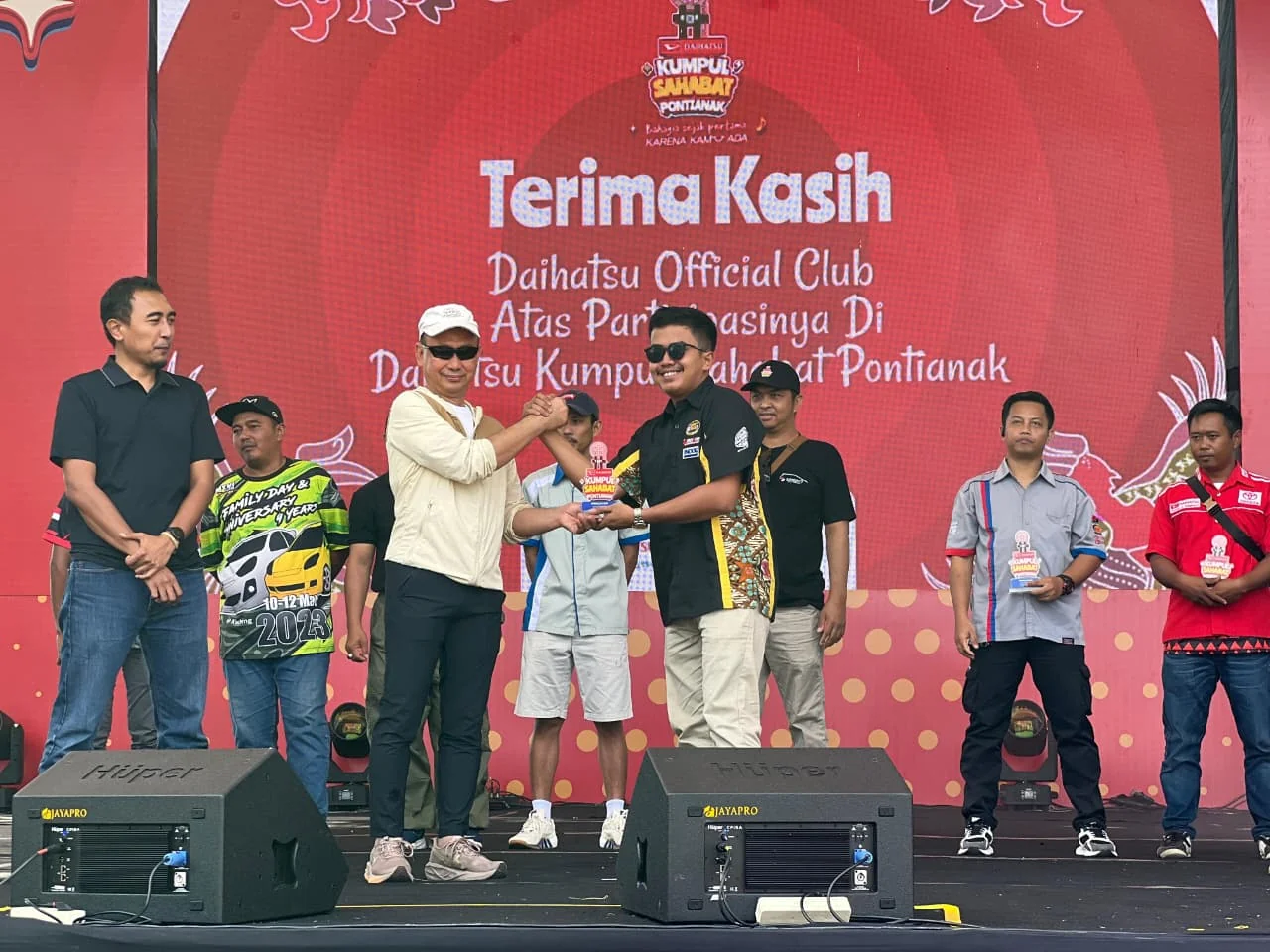 FOTO BERSAMA - Wali Kota Pontianak Edi Rusdi Kamtono saat membuka event 'Kumpul Sahabat Pontianak' yang digelar Daihatsu.