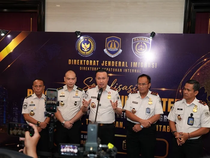 WAWANCARA -Direktur Jendral Imigrasi, Hendarsam Marantoko beserta jajaran saat diwawancarai awak media