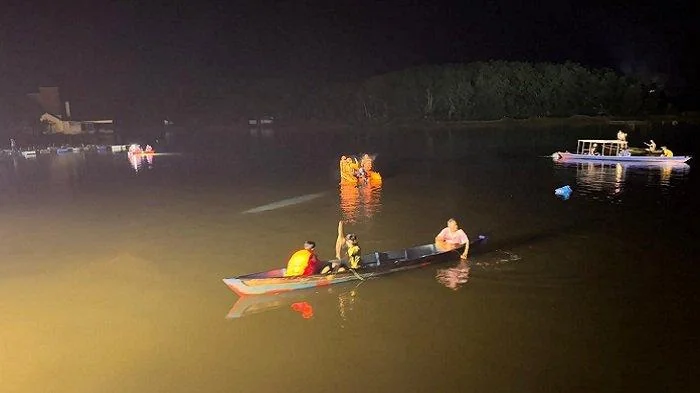 UPAYA pencarian terhadap Surya yang tenggelam di waduk PTPN, Selasa (19/11/2024) malam(Tribun Tanah Laut).