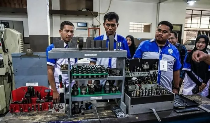 Para guru SMK bidang permesinan dan kelistrikan dari Kalimantan Timur mengikuti bimbingan teknis di Balai Besar Pengembangan Penjaminan Mutu Pendidikan Vokasi Bidang Mesin dan Teknik Industri (BBPPMPV BMTI) Cimahi. (ANTARA)