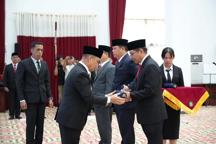 PELANTIKAN ESELON - Gubernur Kalimantan Barat, Drs. H. Ria Norsan, M.M., M.H., melantik sejumlah 26 Pejabat Pimpinan Tinggi Pratama (PPT) di lingkungan Pemerintah Provinsi Kalimantan Barat pada hari Jumat, (5/12/2025).