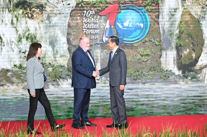 Presiden Jokowi menyambut kedatangan Presiden World Water Council, Loic Fauchon, pada Pembukaan WorldWater Forum ke-10, Senin (20/05/2024), di Bali International Convention Center. (Sumber Foto: Media Center WWF ke-10).