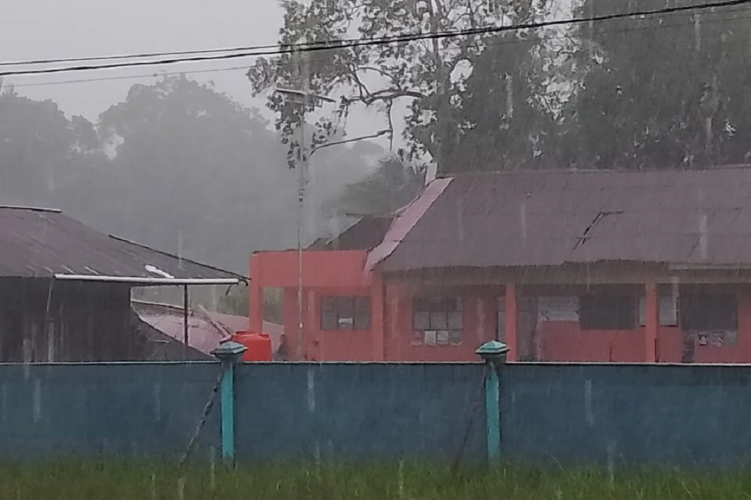 Pasca Atap Madrasah Tsanawiyah di Simpang Kanan Roboh, Polres Kubu Raya Ingatkan Warga Waspada Cuaca Ekstrem. (FOTO: HUMAS POLRES)