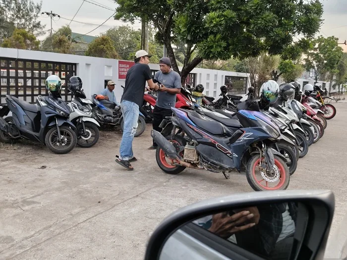 BERBAGI - Anggota AJK bagikan takjil gratis ke tukang parkir di sekitaran kota Ketapang (IST)