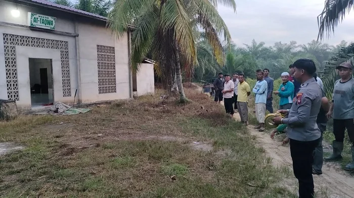 OLAH TKP - Personel Kepolisian saat melakukan olah tempat kejadian perkara peristiwa penikaman di salah satu Masjid, Desa Karimunting, Kecamatan Sungai Raya Kepulauan, Kabupaten Bengkayang.
