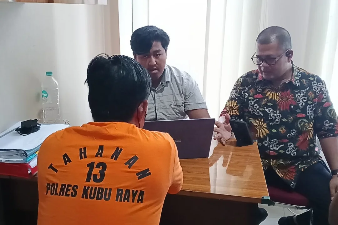 RN: ayah bayi saat diperiksa penyidik. | Ayah Bayi Terlantar Hadir di Lokasi Penemuan Tanpa Mengaku: Drama Pilu di Padang Tikar. (FOTO: HUMAS POLRES)