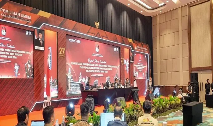 Ketua KPU Kalsel Andi Tenri Sompa saat memimpin rapat pleno terbuka rekapitulasi dan penetapan hasil penghitungan perolehan suara pada Pilgub 2024 di Ballroom Fugo Hotel Banjarmasin (ANTARA)