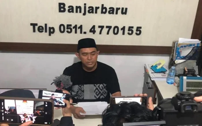 Ketua KPU Kota Banjarbaru Dahtiar saat memberikan keterangan pers terkait pembatalan pasangan calon Wali Kota Banjarbaru Muhammad Aditya Mufti Ariffin dan calon Wakil Wali Kota Said Abdullah di kantor KPU Banjarbaru, Jumat (1/11).