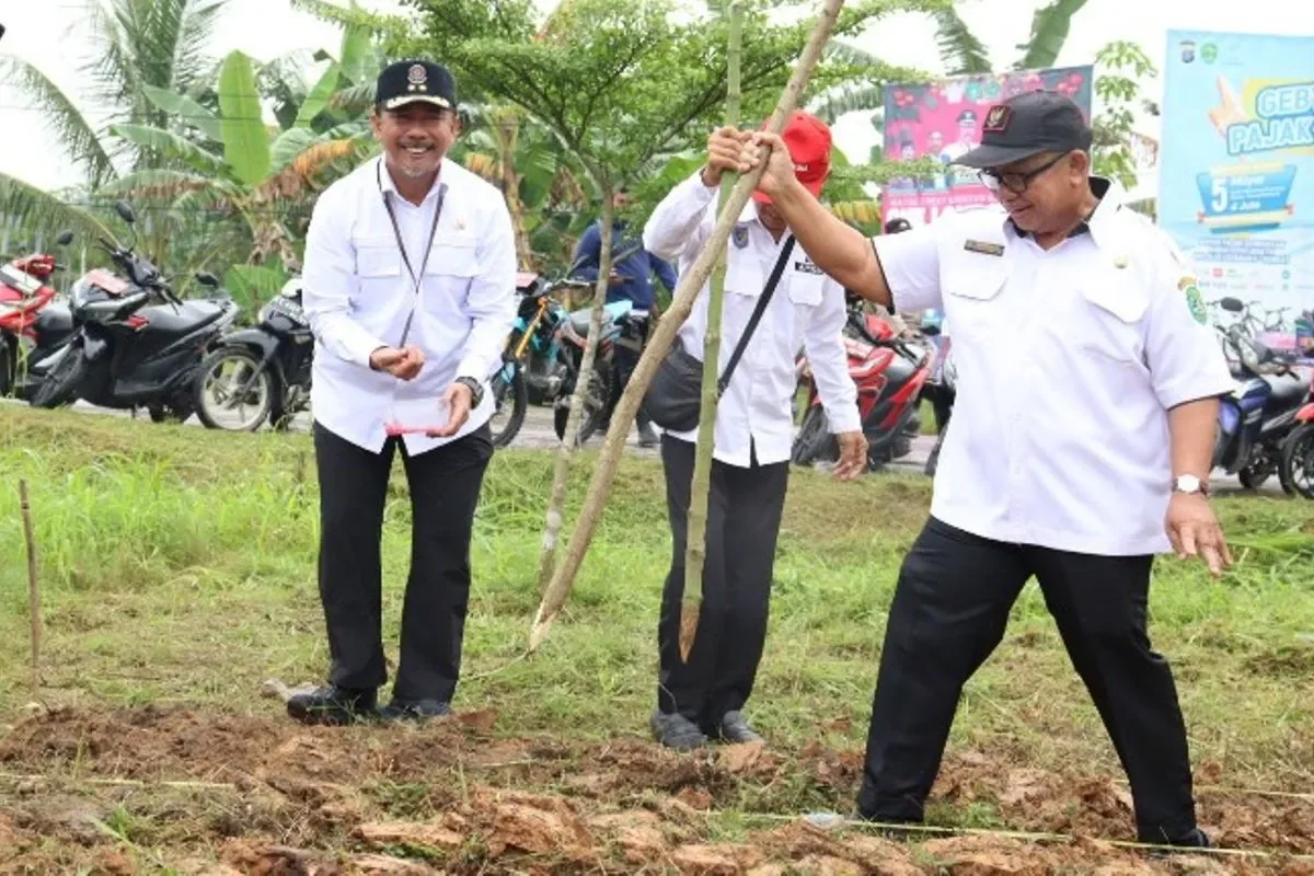 Sekda Kukar Sunggono (kiri) secara simbolis menanam jagung di Desa Loa Kulu Kota, Kecamatan Loa Kulu, Kabupaten Kukar, Kaltim. (ANTARA)