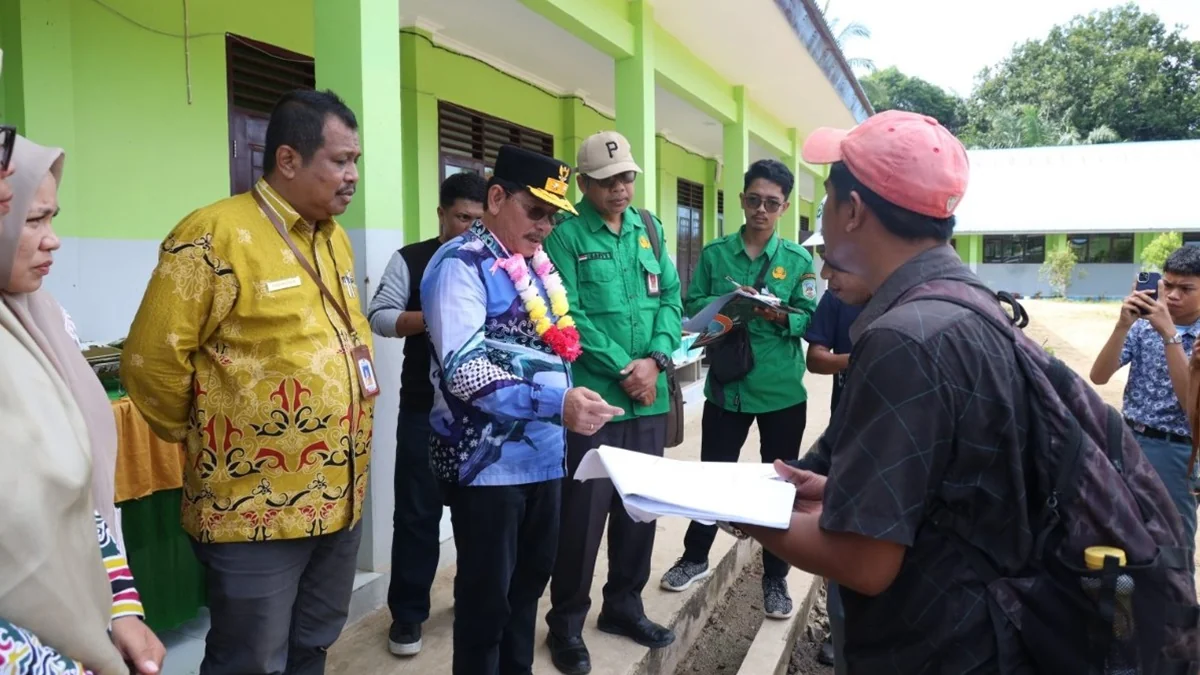Wagub Kaltara Ingkong Ala meninjau proyek sarpras SMA 1 Sebatik Tengah senilai Rp2,29 miliar sekaligus motivasi anak-anak TKI semangat meraih cita-cita. Foto: BIRO ADPIM