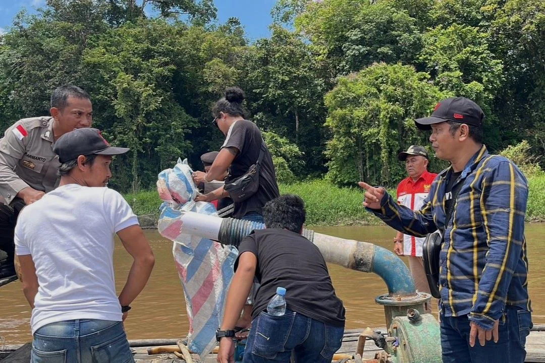 Petugas gabungan sita alat bukti dari penertiban PETI di Suhaid. | Berantas PETI: Polres Kapuas Hulu Fokus Selidiki Jaringan Pengepul Emas Ilegal, Awasi Merkuri dan BBM Ilegal di Suhaid. (FOTO: HUMAS POLRES)