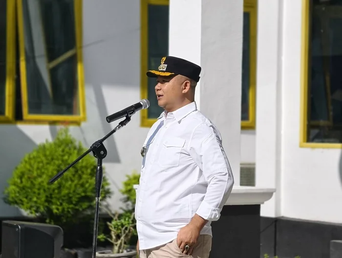 APEL PAGI - Bupati Ketapang Alexander Wilyo saat memimpin Apel Pagi di Dinas PUTR Kabupaten Ketapang.